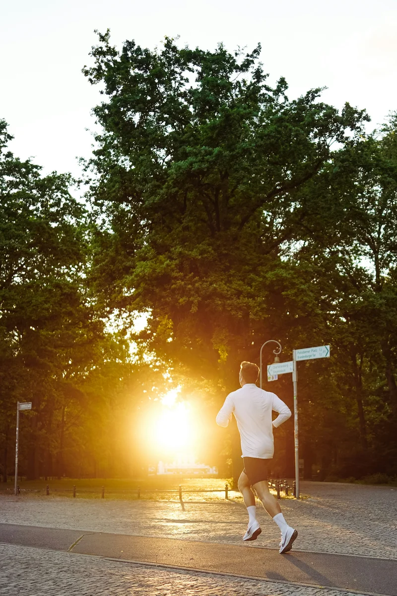 Tmavá, klidná grafika s jemným přechodem a kruhem